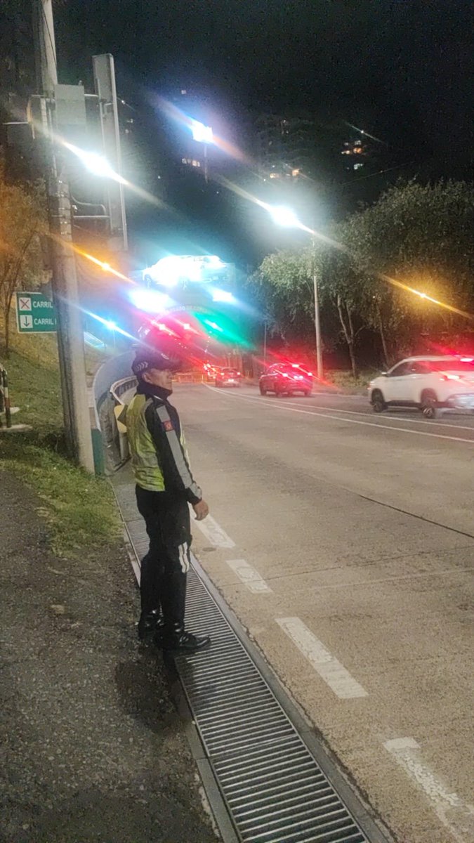 AMT_Quito's tweet photo. 👩🏽‍✈️ #AMTInforma | ¡Atención!

🔀 Se encuentra implementado el  dispositivo de cierre del carril central en el Túnel Oswaldo Guayasamín. 

🚘 Conduce con precaución https://t.co/UBAjp0MMrV