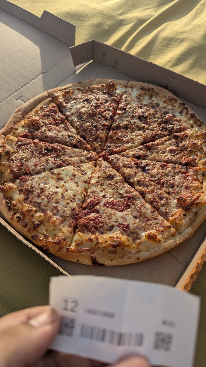 aDriiezkovar's tweet photo. Pedí una goleadora y me entregaron esto 🥹 lo peor es que no nos dimos cuenta hasta que estábamos lejos y con hambre :( @littlecaesarsmx https://t.co/9EeyeIjWG2