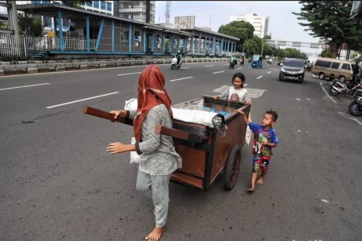 norewords's tweet photo. Since the dark ages,
Peasants, working classes,
Are meant to survive, 
and look anywhere for better living.

Patriotism and nationalism, 
since it's inception, 
is brainwashing by the corrupt.
And tax, is evil gaslighting. 

Especially 
where it's still dark ages
in 2026 🇮🇩 https://t.co/lKxvjUmbfo