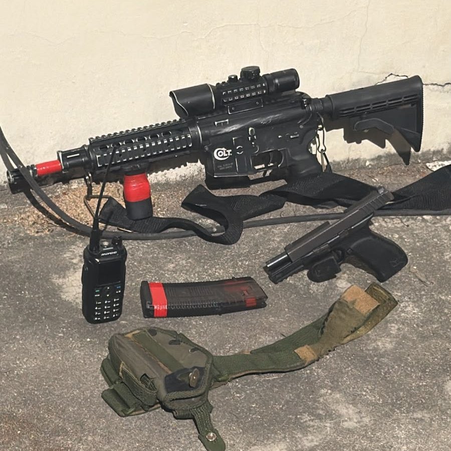 baudorio's tweet photo. ⚠️VEJA: Policiais do 17BPM prenderam dois suspeitos e apreenderam um fuzil, uma pistola, um rádio transmissor e munições durante operação na comunidade do Morro do Barbante (CV), na Ilha do Governador.

Participe: https://t.co/JAhIm11oaB https://t.co/WgMID4aWjn