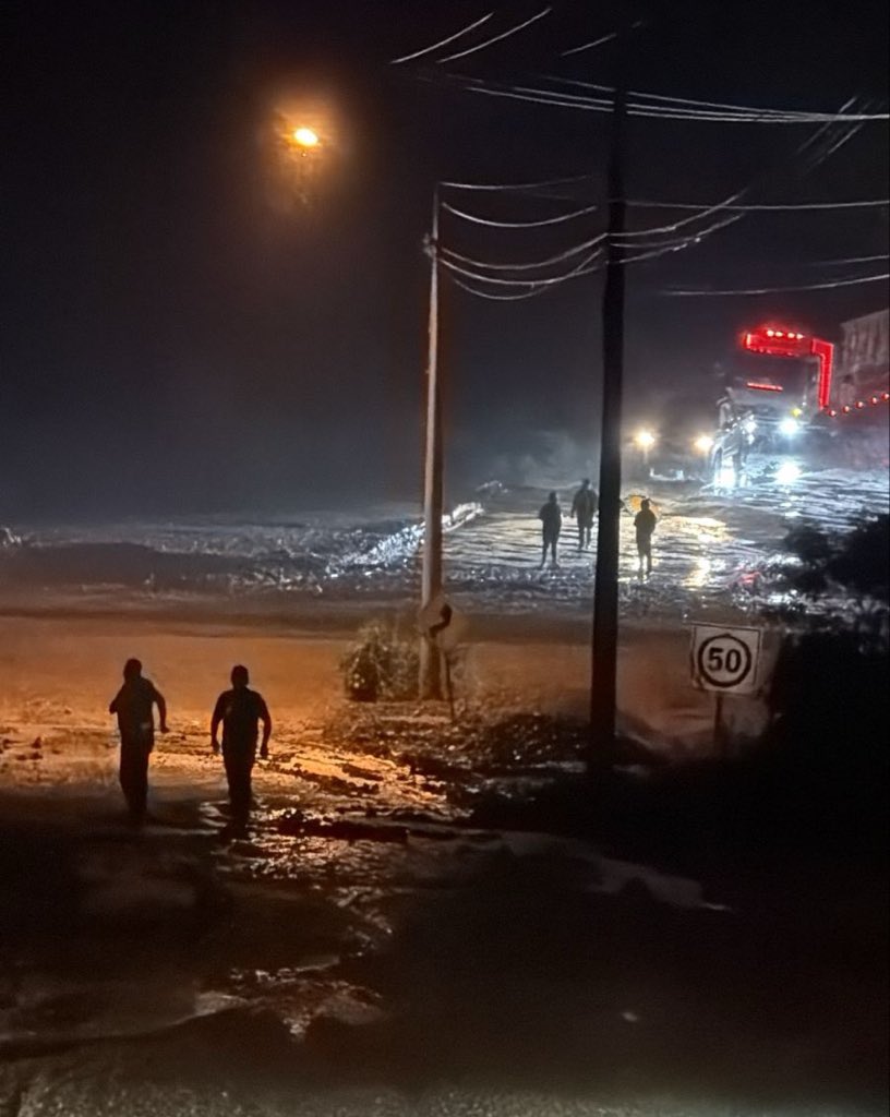ECU911Austro's tweet photo. 📍#LimónIndanza | El #ECU911 coordina la atención de un deslizamiento registrado en el sector El Rosario, en la vía Bella Unión - Limón - Plan de Milagro.

⚠️ Al momento la vía se encuentra parcialmente habilitada.

La Central de Emergencias coordinó con @Riesgos_Ec. 

🚨 @PoliciaEcuador se encuentra en el sitio brindando seguridad y coordinando las acciones correspondientes.

⚠️ Se recomienda a la ciudadanía conducir con precaución, atender las indicaciones de las autoridades y mantenerse informada por canales oficiales.

Ante cualquier emergencia comunícate a la #LíneaÚnicaParaEmergencias 9-1-1.