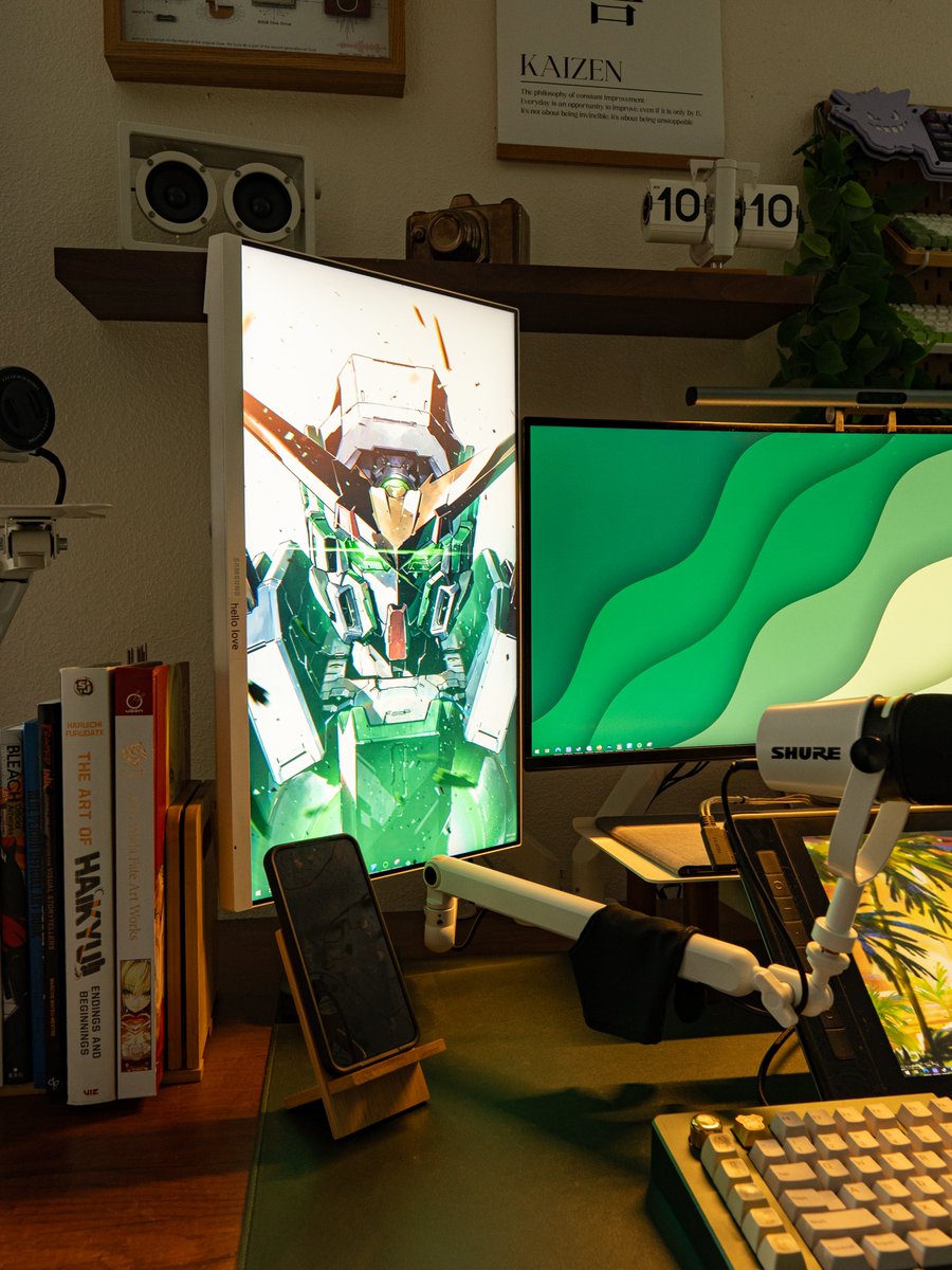 Hitsupod's tweet photo. July Sun is strong. 9-5 and Dreamcon prep is all I have to report. Stay hydrated friends 

#desksetup #deskaesthetic https://t.co/mkLWrX23qM