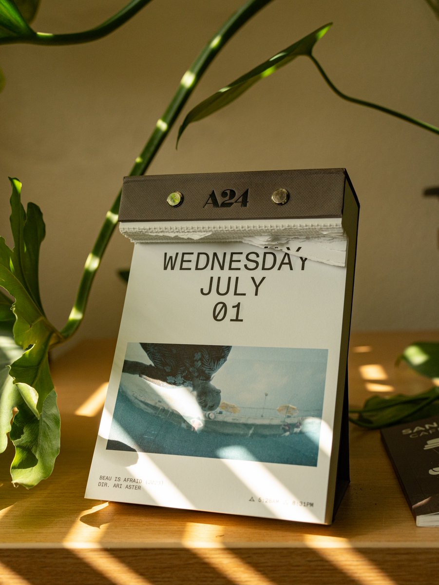 Hitsupod's tweet photo. July Sun is strong. 9-5 and Dreamcon prep is all I have to report. Stay hydrated friends 

#desksetup #deskaesthetic https://t.co/mkLWrX23qM
