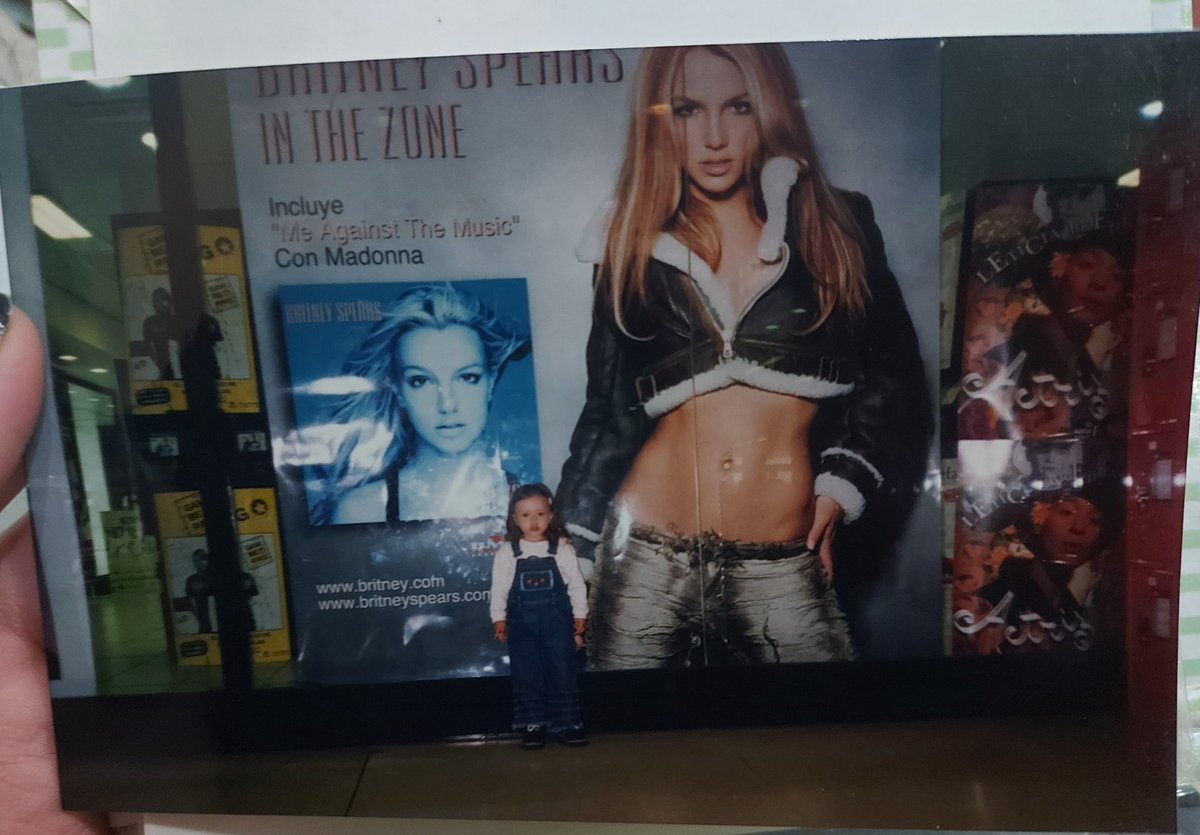 laufeydoll's tweet photo. *mi padre intentando disimular q es p*
also mi padre: aber nena sacate acá con el poster de britney https://t.co/AJ5mVqjVp3