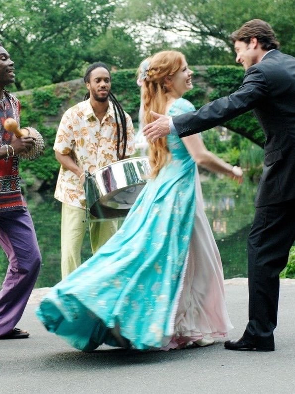 raremood's tweet photo. tipo… a mente brilhante de quem escreveu ela fazendo um dos vestidos mais lindos da disney usando a cortina da casa de um cara que ela nem conhecia direito em UMA noite e ainda deixar as cortinas penduradas com dois buracos enormes onde cortou o tecido https://t.co/E08dqDGjo4