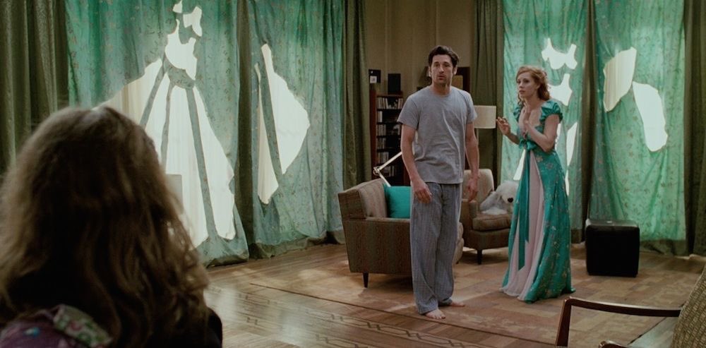 raremood's tweet photo. tipo… a mente brilhante de quem escreveu ela fazendo um dos vestidos mais lindos da disney usando a cortina da casa de um cara que ela nem conhecia direito em UMA noite e ainda deixar as cortinas penduradas com dois buracos enormes onde cortou o tecido https://t.co/E08dqDGjo4