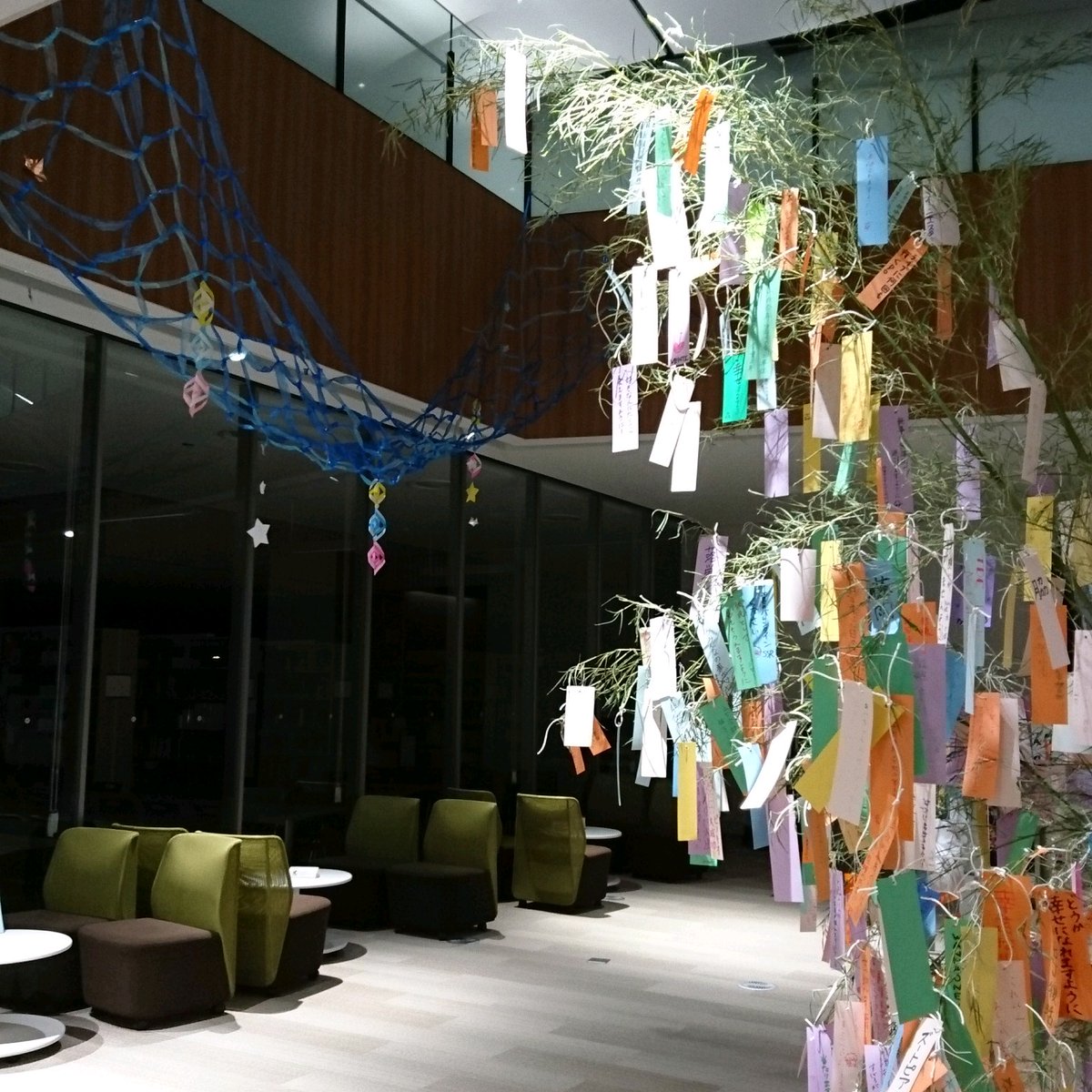 tokokusalib's tweet photo. ちなみにこちらの写真が2018年、草薙キャンパスがOPENした年の七夕です。当初は本物の笹を使用していました！吹き抜けには手作り天の川も…！！✨ https://t.co/W3lhpluTM3