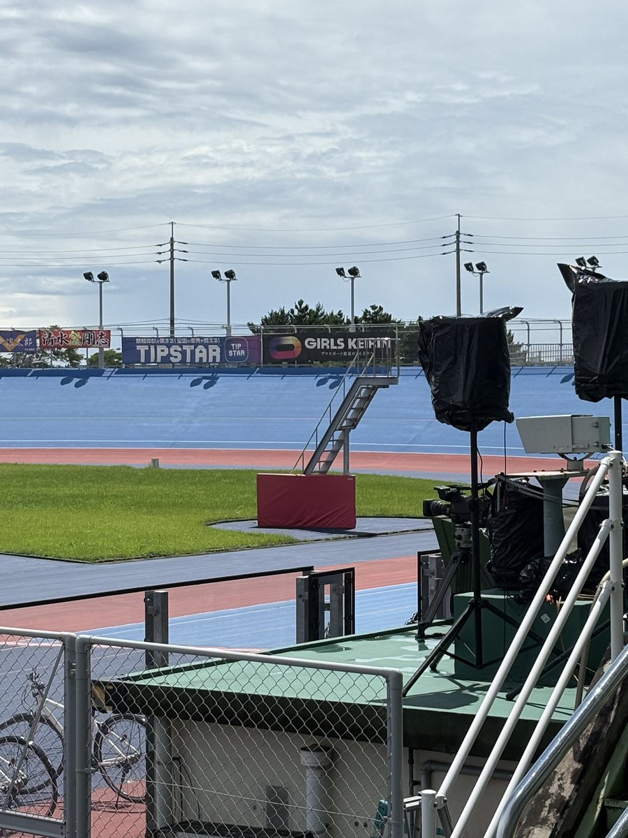 onthero35551908's tweet photo. 小松島競輪場🚴‍♀️🚴🚴‍♂️
「開設76周年記念　阿波おどり杯争覇戦」お天気も回復してお天気の小松島バンクです。暑い熱い4日間の始まり始まり、各選手、事故、ケガなく魅せるレースに期待致します‼️ https://t.co/JKJpbd7hTb
