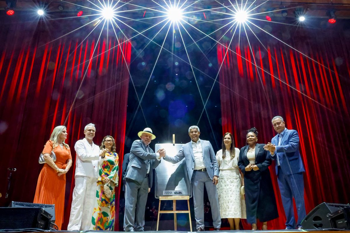 LulaOficial's tweet photo. Uma alegria imensa voltar a Salvador para entregar o Novo Teatro Castro Alves! 

Foram mais de R$ 260 milhões investidos para recuperar esse patrimônio do povo baiano e da cultura do Nordeste. 

Em um processo que uniu modernização tecnológica e respeito ao patrimônio histórico, a estrutura teve intervenções na mecânica cênica, na acústica, na iluminação, na segurança e na inclusão, com cabines de Libras, audiodescrição e legendagem simultânea. 
 
Mais de 2 mil trabalhadores participaram da reconstrução ao longo de três anos. 

Ficou lindo e pronto para receber nossos artistas e o público com conforto e comodidade. 

Investir em cultura também é gerar emprego, renda e orgulho para o nosso país. 

A cultura é prioridade em nosso governo porque preserva, fortalece e constrói a nossa identidade.

📸 @ricardostuckert