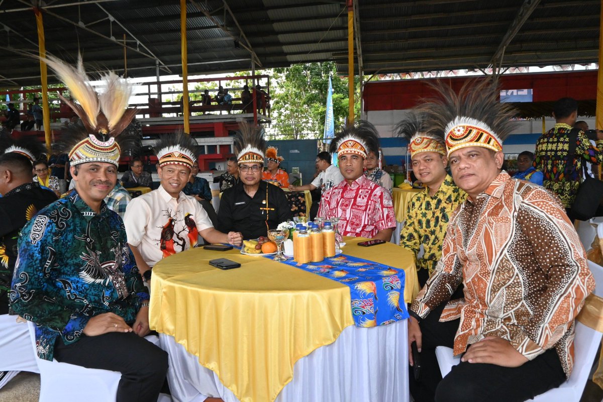 koops_3's tweet photo. Inspektur Kodau III hadiri, Pembukaan Festival Biak Munara Wampasi 2026

#militerudara
#puspentni
#tniau
#Koopsudnas
#swabhuwanapaksa https://t.co/x4FuFAZXw9
