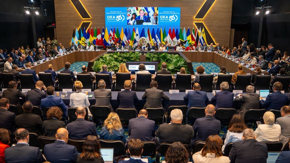 ESMultilateral's tweet photo. 🇸🇻 En la 56.ª Asamblea General de la @OEA_oficial, desarrollada en Panamá, El Salvador destacó los resultados alcanzados en materia de:

✅️ Seguridad ciudadana
✅️ Inversiones
✅️ Turismo
✅️ Modernización de servicios
✅️ Protección integral de la niñez y la adolescencia https://t.co/o6GETXh3Bz