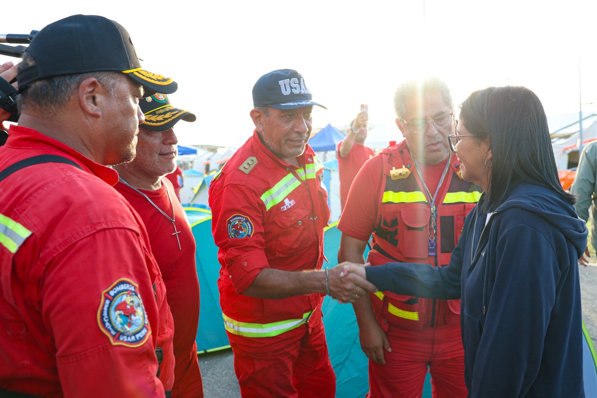 presidencialve1's tweet photo. #Noticia || Presidenta (E) Delcy Rodríguez recorre base de operaciones de los rescatistas de Perú

Leer más: https://t.co/GN5aSK2xqD https://t.co/UYerr3orkq