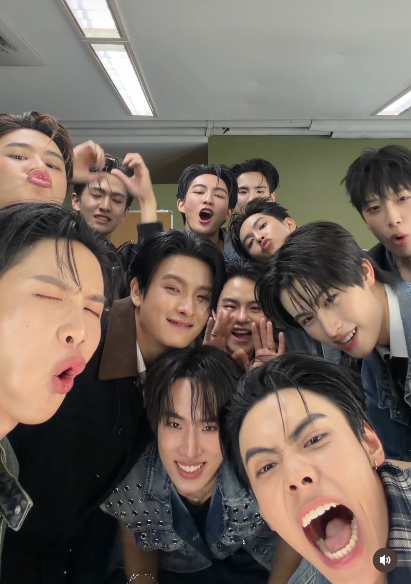 Neww0rldz's tweet photo. วันนี้มีร้องข้ามกำแพงงงง https://t.co/y7GDKnythF