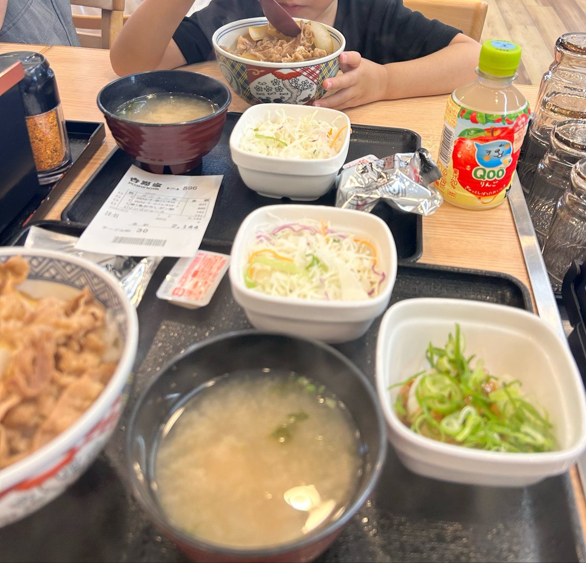 AiBg0's tweet photo. 吉野家きた。朝から牛丼キツかったな… https://t.co/gILlxlfrNs