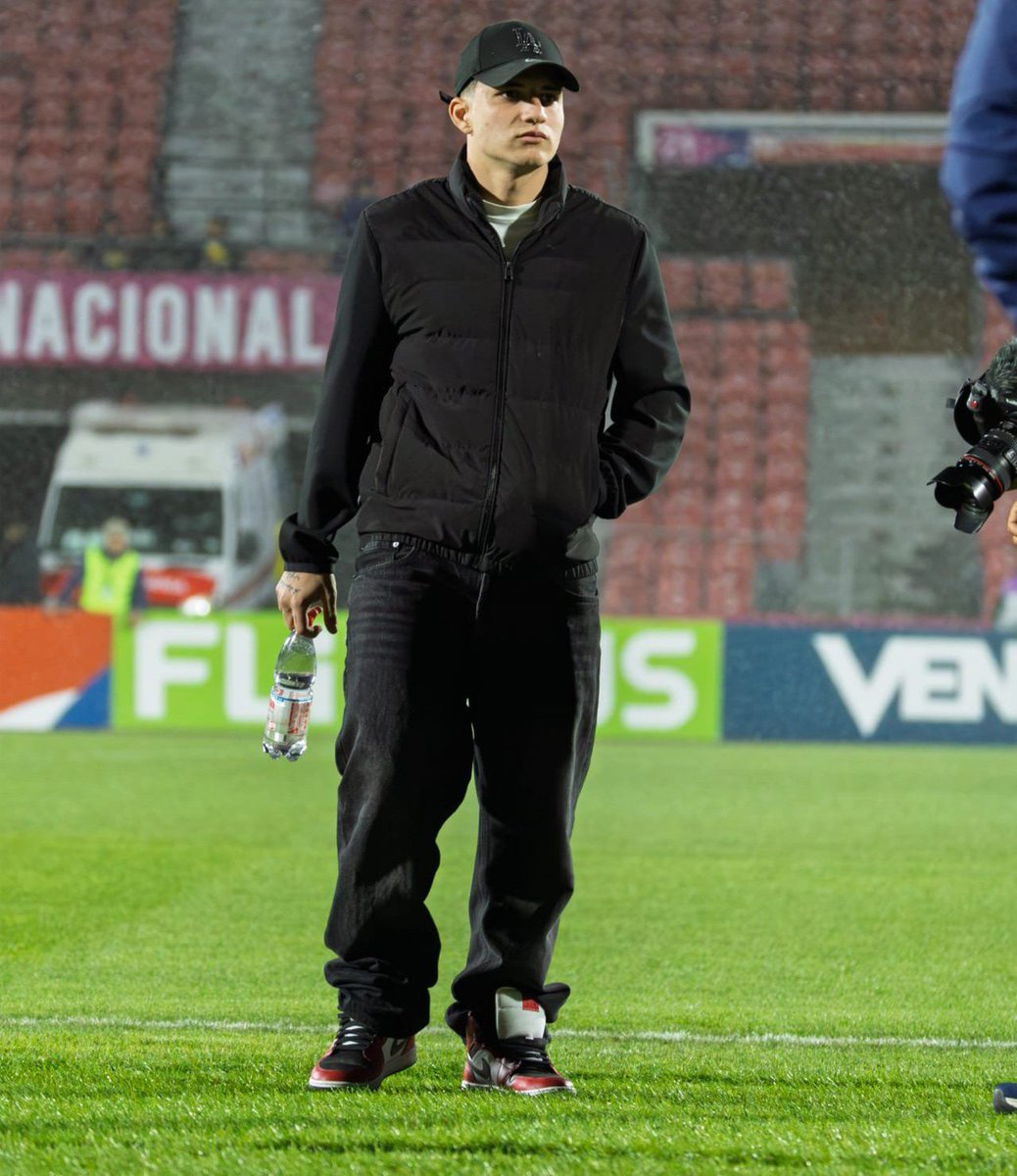 SealAzullb's tweet photo. Gonzalo Reyna presente en el Estadio Nacional:

El extremo de 19 años que será nuevo refuerzo de la Universidad de Chile se hizo presente en el Estadio Nacional para apoyar a la Universidad de Chile frente a Unión La Calera. https://t.co/nPcS4MRU4A