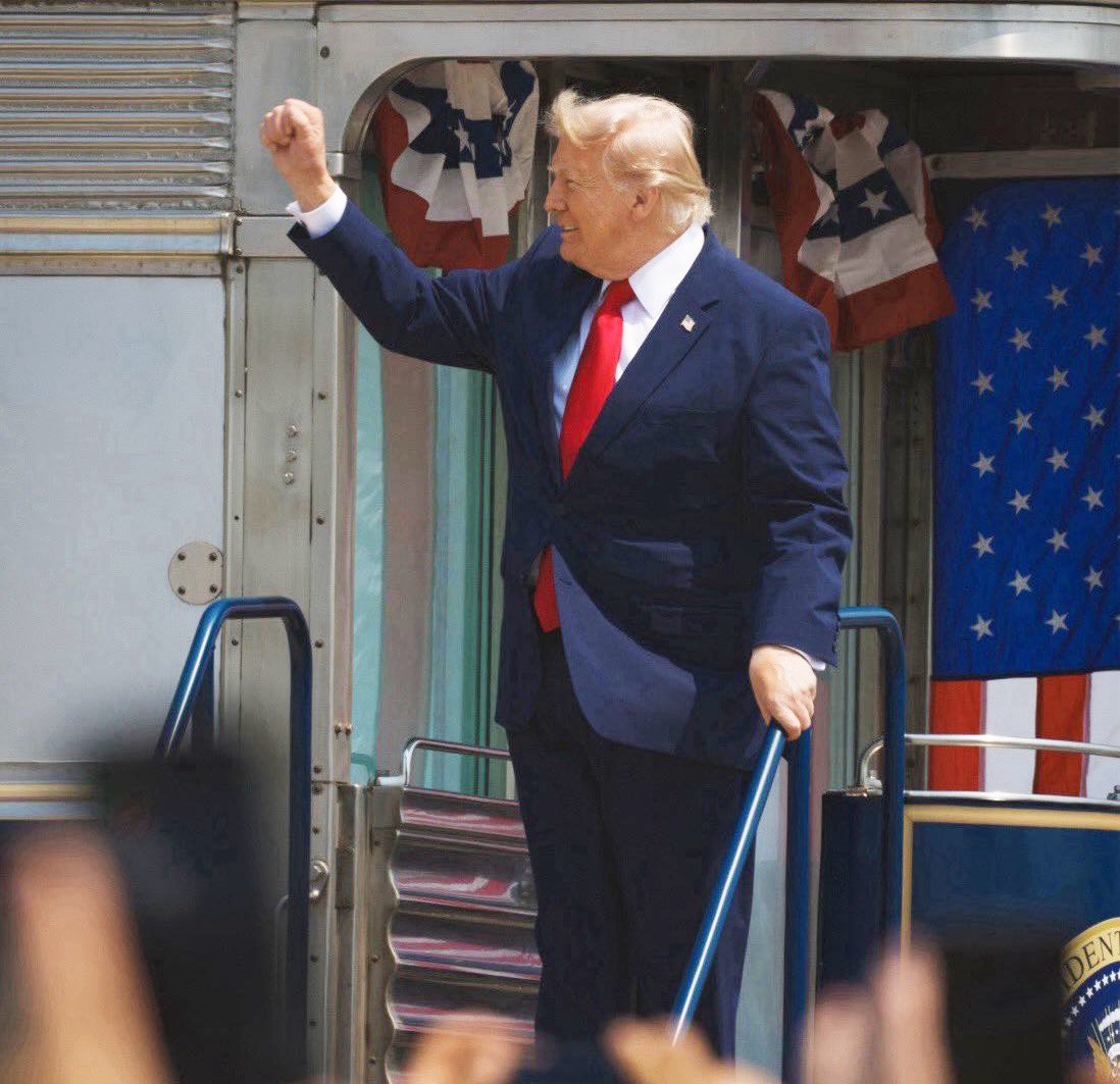 CoinRyze's tweet photo. LOOK AT THAT HANDSOME PRESIDENT!!!😎🇺🇸😍😍😍 https://t.co/7eiFk9Oarj