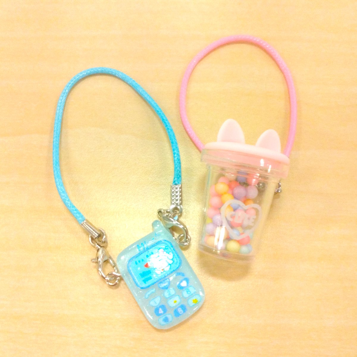 cando_official's tweet photo. ぬいぐるみに付けられる、かわいいアクセサリーアイテムです♪
推しにつければ気分が上がります☆

■ミニミニチャーム　ネコ型ドリンク
　品番 4580883021430
■ミニミニチャーム　ネコ型ゲーム機
　品番 4580883021447
■ミニミニチャーム　携帯電話
　品番 4580883021423

※店舗により取り扱いのない場合がございます。
　あらかじめご了承ください。
#キャンドゥ #100均 #ミニチャーム #ネコ #猫雑貨 #推し #ミニチュア #ぬい #新商品