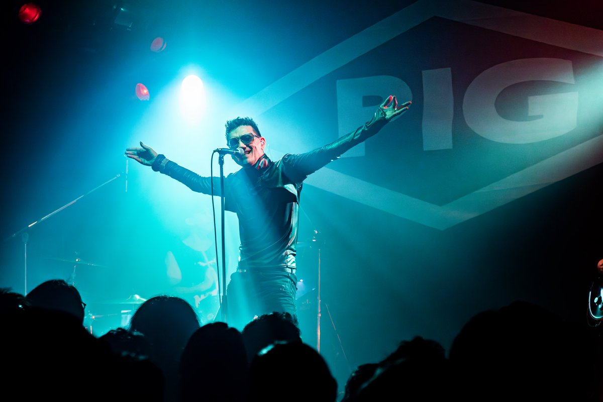 motokatsu_dr's tweet photo. 先週2日間PIG LIVE IN TOKYOにお越し頂いた皆様ありがとうございました
再び一緒に演奏するのに長い年月が経ちましたが昔と変わらず才能に満ちたとても尊敬出来るカッコいい兄貴でした
一緒に音を出している時の心の充実感が凄かったです
また来年位にやりましょう
大阪にも！
ありがとうレイモンド！ https://t.co/AVNeg42rjw