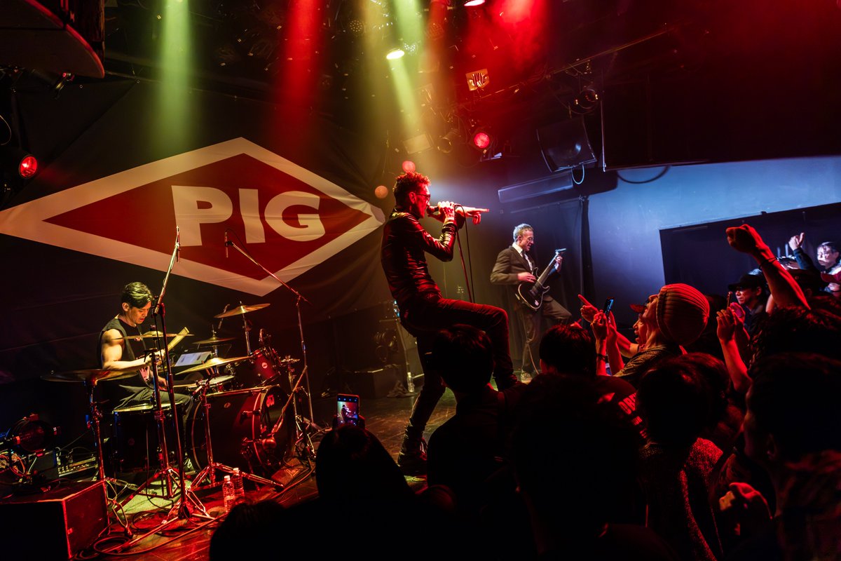 motokatsu_dr's tweet photo. 先週2日間PIG LIVE IN TOKYOにお越し頂いた皆様ありがとうございました
再び一緒に演奏するのに長い年月が経ちましたが昔と変わらず才能に満ちたとても尊敬出来るカッコいい兄貴でした
一緒に音を出している時の心の充実感が凄かったです
また来年位にやりましょう
大阪にも！
ありがとうレイモンド！ https://t.co/AVNeg42rjw