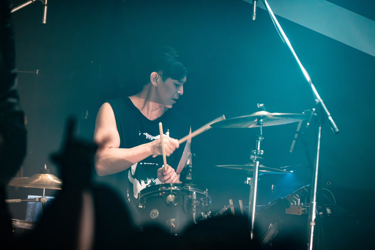 motokatsu_dr's tweet photo. 先週2日間PIG LIVE IN TOKYOにお越し頂いた皆様ありがとうございました
再び一緒に演奏するのに長い年月が経ちましたが昔と変わらず才能に満ちたとても尊敬出来るカッコいい兄貴でした
一緒に音を出している時の心の充実感が凄かったです
また来年位にやりましょう
大阪にも！
ありがとうレイモンド！ https://t.co/AVNeg42rjw