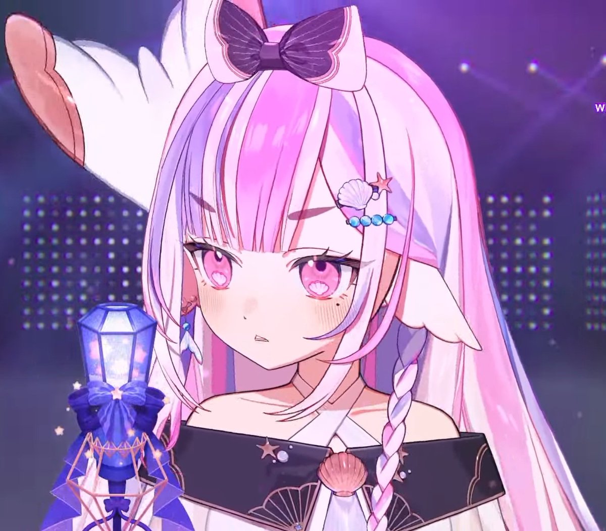 takelabbits_po's tweet photo. 昨日かっこいい歌枠してたドヤ顔天使(´ω`っ )3
あと眉毛( ･ิω･ิ)笑

このマイク声に反応して光るのいいよなぁ(ง ˙ω˙)ว
 
やっぱろこちゃの歌声も好きだ！！
最後セトリの順番でショボショボして可愛かったけど
そのくらい配信に対して本気なのも伝わってきてさすがすぎた！

#ごまふろこちゃ https://t.co/Wd5OCGJFiS