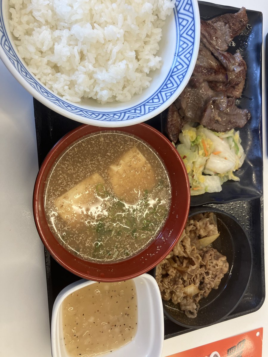 asagi44's tweet photo. 吉野家こんな時間からめっちゃこんでるんだけど？ https://t.co/4RlYwmd4xc