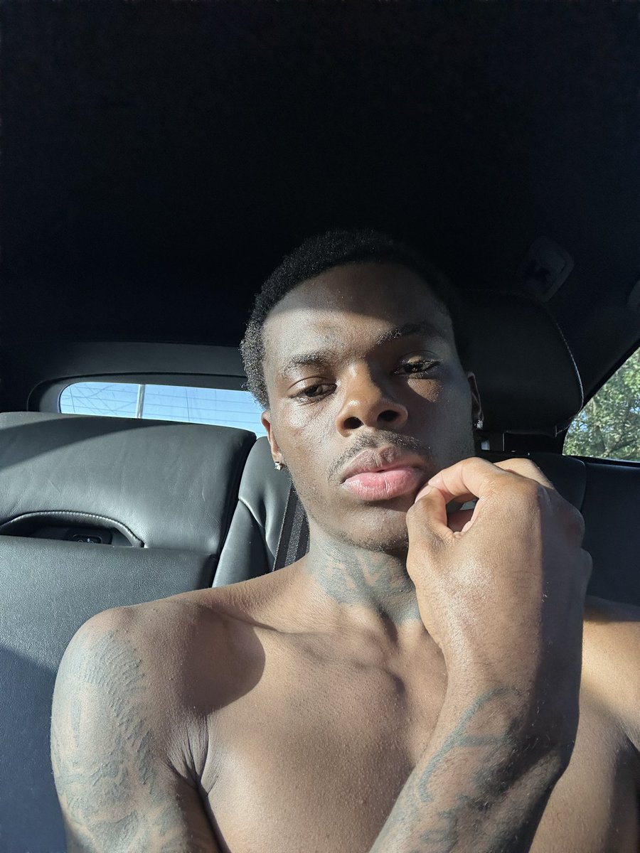 Laybechillin's tweet photo. i need new friends 18+ females only https://t.co/1Kx56YINeX