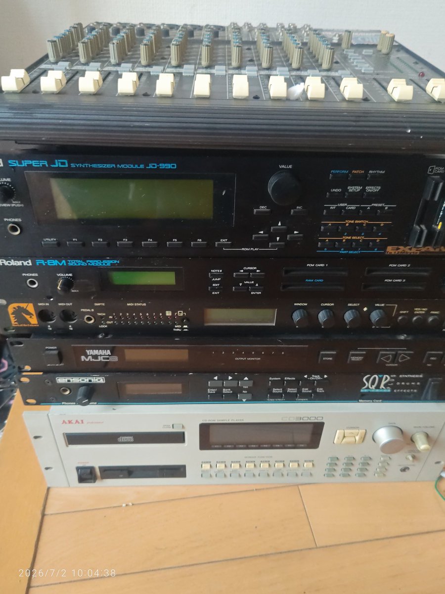 masa_reboot's tweet photo. 悩みに悩んで中学生の頃から集めた楽器類とお別れする事にしました

またいつかステージで…とか曲作って楽曲提供を…とか色々考えてたけど、私生活の変化や忙しさで一旦断念しました

古い��械だから貰い手が見つかるかわからないけど、20年以上使った愛機達

誰かに可愛がってもらえますように https://t.co/W1CQO2hXZM
