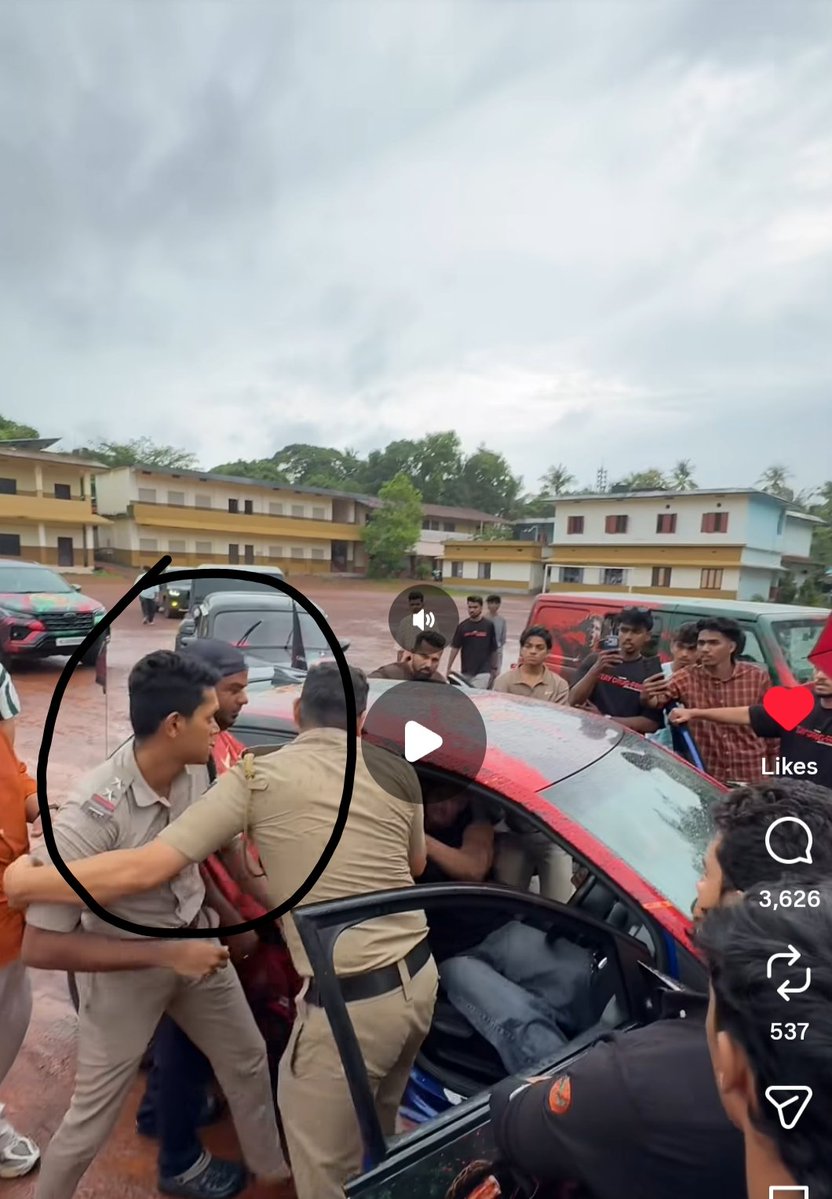 Rebel_kerala's tweet photo. അടിയെടാ അടിയെടാ എന്നുപറഞ്ഞ് വെല്ലുവിളിക്കുന്ന പോലീസ് ഉദ്യോഗസ്ഥരും.... സതീശന്റെ നുണകൾ വിശ്വസിച്ച് പിള്ളേരും...🤡

#KeralaCurrentAffairs https://t.co/hLTQwH5TVL