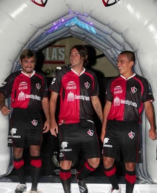 atlas_m_b_a's tweet photo. 🔴⚫️ Presentación de refuerzos ✅
Presentación de los jerseys nuevos ✅
Evento en Atlas Colomos ✅
Recalcar al mayor activo del club, su afición La Fiel ✅

Si señores ha vuelto el Atlas de su gente, por cierto el nuevo jersey me recuerda mucho al que se presentaba para la temporada 2008-2009.