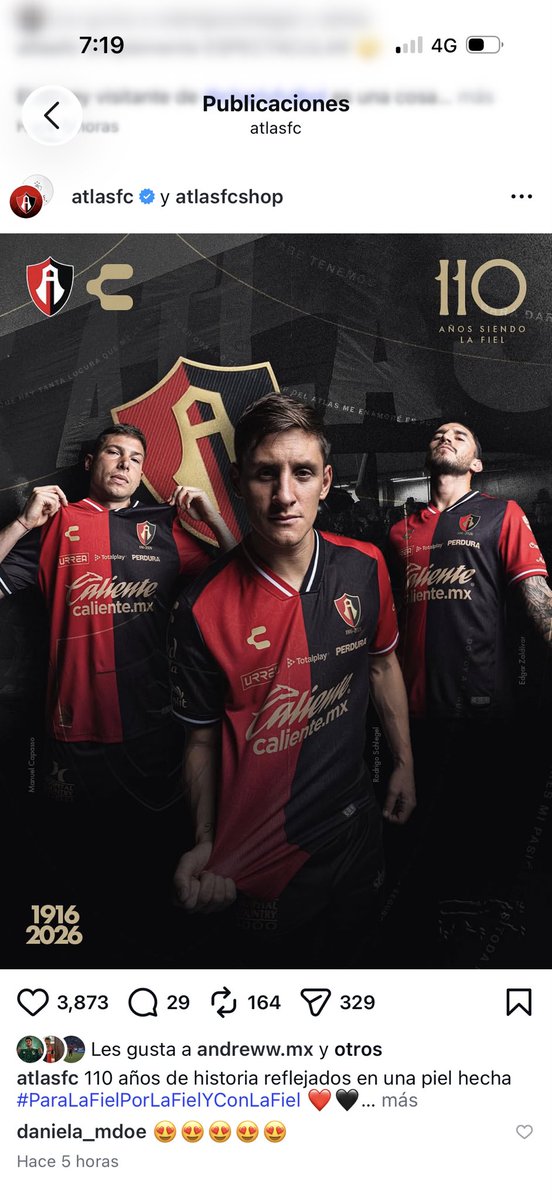atlas_m_b_a's tweet photo. 🔴⚫️ Presentación de refuerzos ✅
Presentación de los jerseys nuevos ✅
Evento en Atlas Colomos ✅
Recalcar al mayor activo del club, su afición La Fiel ✅

Si señores ha vuelto el Atlas de su gente, por cierto el nuevo jersey me recuerda mucho al que se presentaba para la temporada 2008-2009.