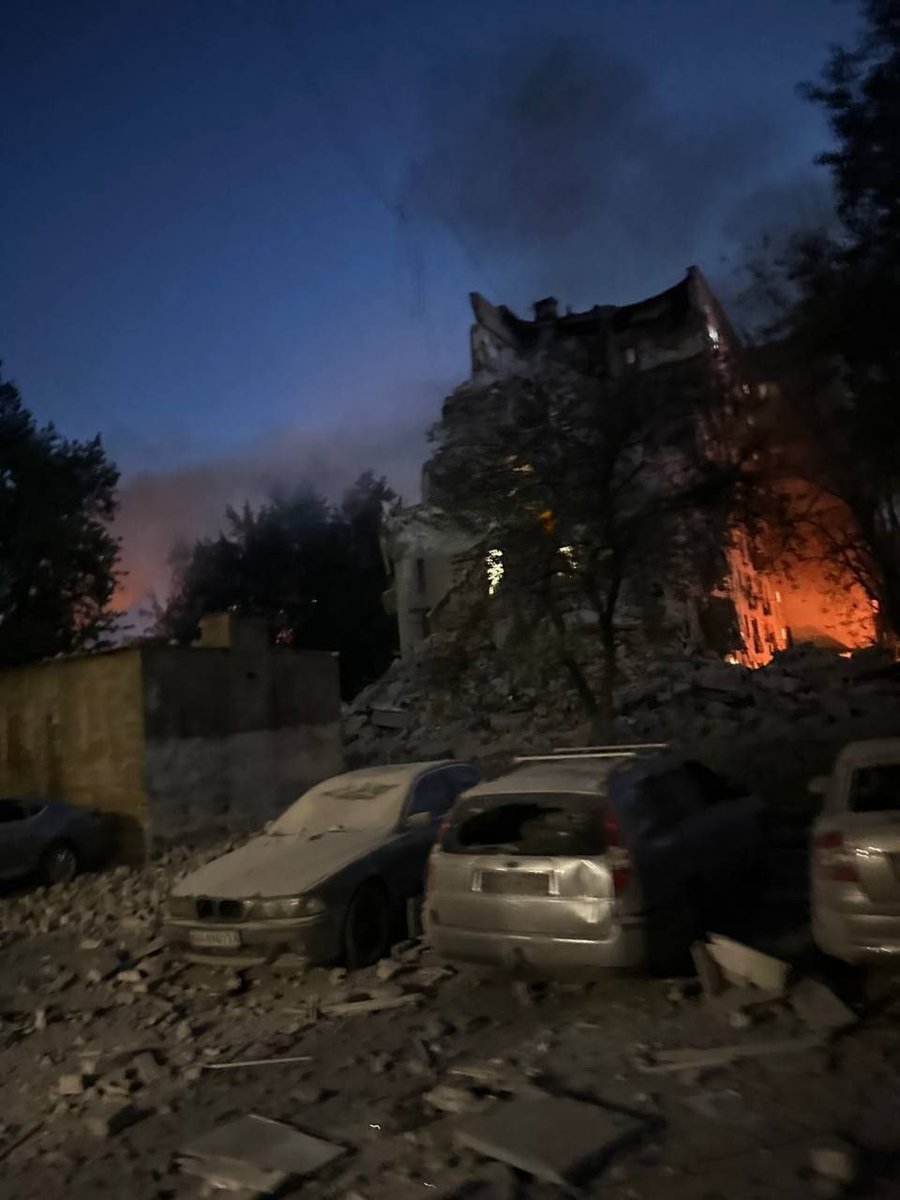 BohuslavskaKate's tweet photo. Kyiv right now ‼️ Part of an apartment building collapsed after a russian attack tonight. 

At least one person confirmed killed in the capital. Unfortunately the number of casualties is likely to rise. https://t.co/rmAhThZBX3