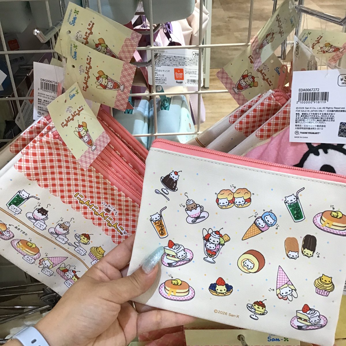 フラットポーチ♡にゃんこ 🥞再入荷🥞 にゃんにゃんにゃんこ フラットポーチ再入荷しております
