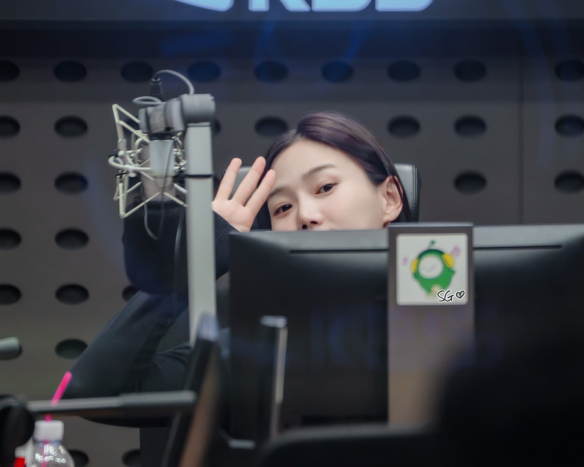 SG_love_OMG's tweet photo. 260701 효정의 볼륨을 높여요
살짝 보였어😁👋🏻
📻🎙🎶🎵

#효정 #OHMYGIRL #오마이걸 #Hyojung #볼륨을_높여요 https://t.co/aBBwhiJGl8