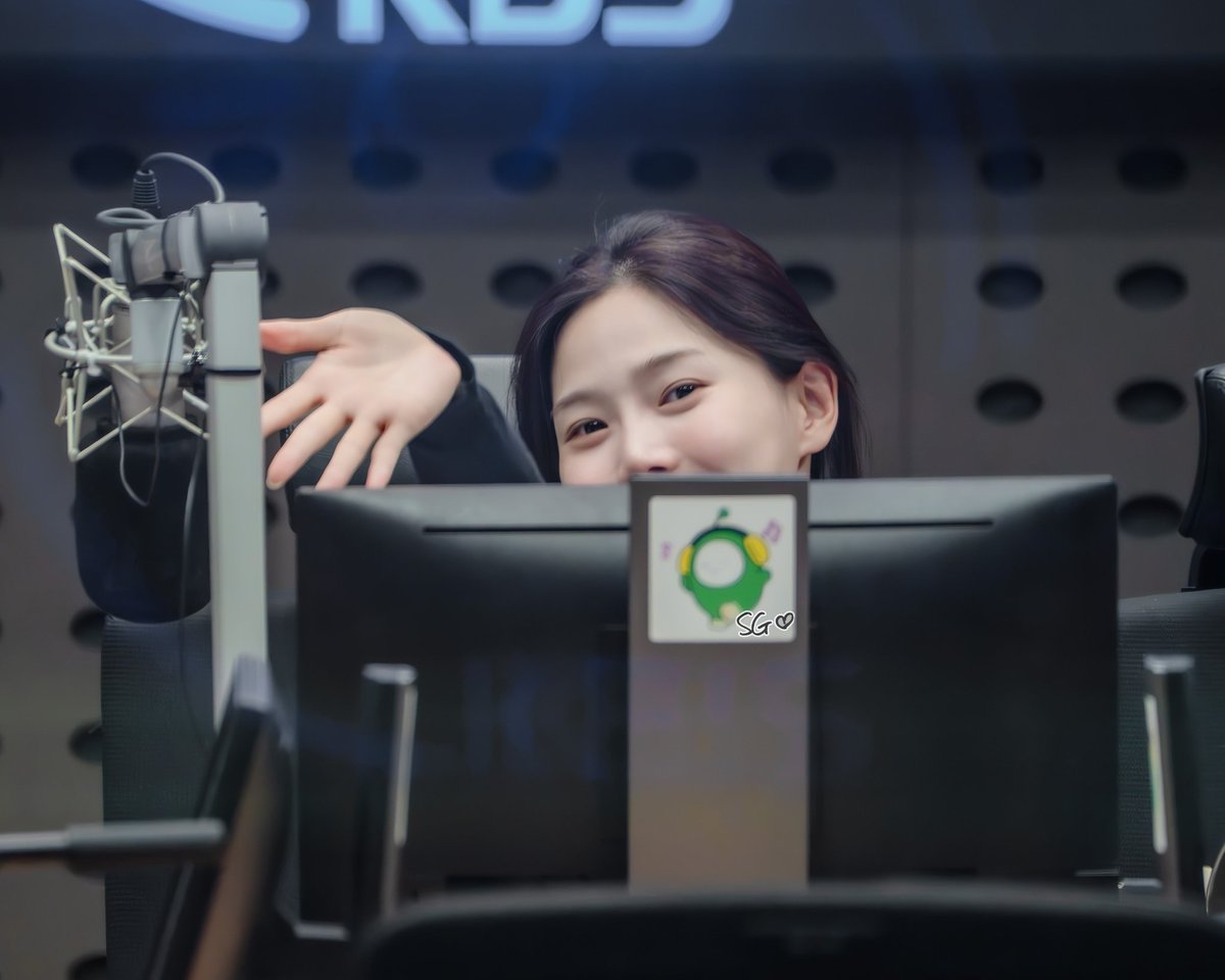 SG_love_OMG's tweet photo. 260701 효정의 볼륨을 높여요
살짝 보였어😁👋🏻
📻🎙🎶🎵

#효정 #OHMYGIRL #오마이걸 #Hyojung #볼륨을_높여요 https://t.co/aBBwhiJGl8
