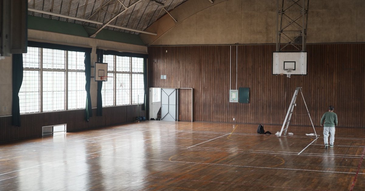PRTIMES_JP's tweet photo. 【長野県諏訪市】ReBuilding Center JAPAN、小学校体育館および武道館の床板をレスキュー（分別回収・引き取り）。全国的にも稀な自治体入札による古材循環。廃棄物にするのではなく、再利用可能な資源とすることで「解体工事費の削減」と「脱炭素社会の実現」へ
