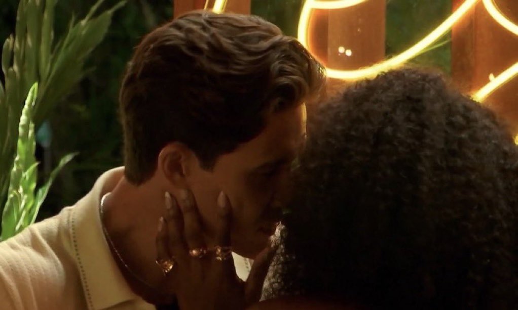 bleuuaura's tweet photo. ship already so insane and they not even coupled up yet https://t.co/cBbUd22DNt