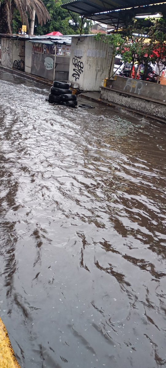 xtrada22's tweet photo. Chulada @Adolfo_Cerqueda @SPublicosNeza @GobNeza, según arreglaron y así está de inundado en avenida central y valle de las Zapatas a la altura de metro Impulsora dirección ciudad Azteca. https://t.co/XSvniiOwmv