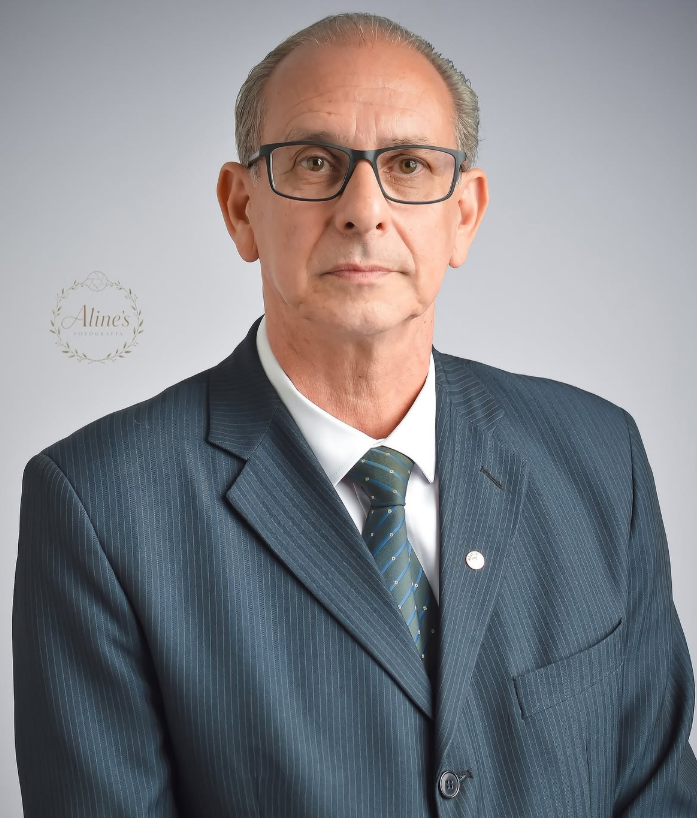 republiqueBRA's tweet photo. 🗳️ 🇧🇷 Presidenciável Renan Santos convida Aroldo Medina para ser seu vice; natural de Santana do Livramento (RS), Medina tem 62 anos, é tenente-coronel da reserva da Brigada Militar, onde serviu por 30 anos, após iniciar a carreira na Aeronáutica. É jornalista, pós-graduado em Segurança Pública, especialista em Política e Estratégia de Governo e em Defesa Civil, além de editor de obras sobre história militar e técnica policial.
