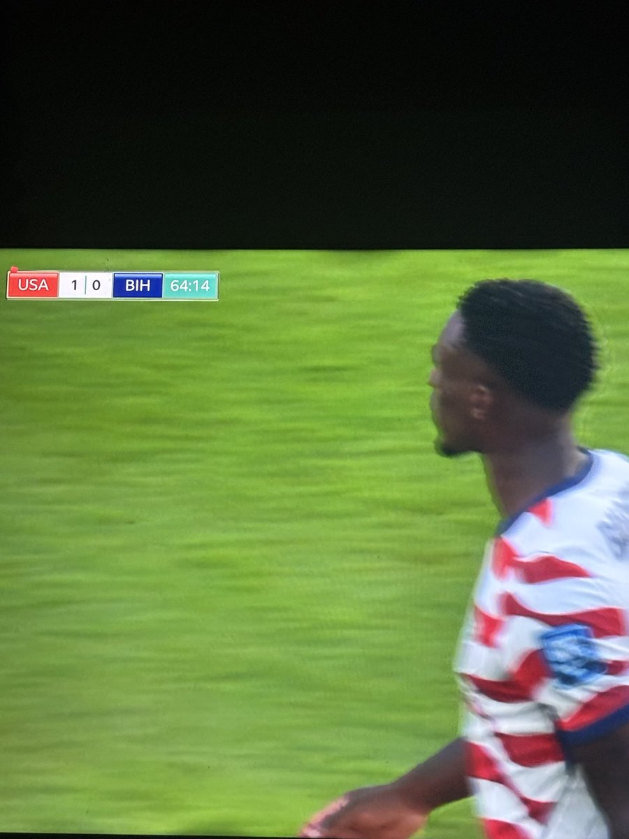 elarmyu's tweet photo. He just got sent off 😭😭😭 https://t.co/BQhbMoHnmq