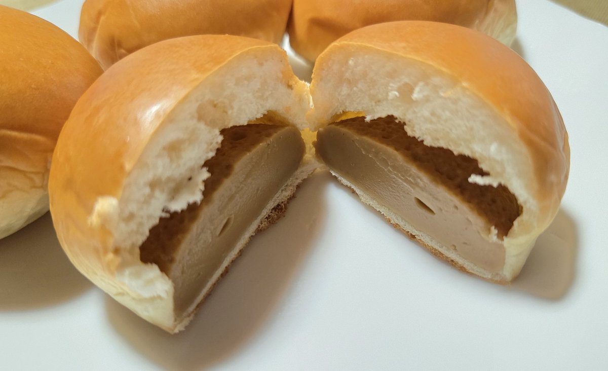 IjMk3m's tweet photo. 【薄皮塩キャラメルクリームパン】
購入価格158円 1個109kcal
4個入り
4.5
ねっとりして
キャラメルの風味が濃厚
ほんのり塩気あり
甘さを引き立てていて
しっとり口溶けよいパンとの
相性抜群でめちゃうま https://t.co/k2COYAJedJ