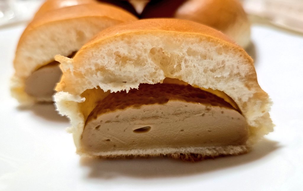 IjMk3m's tweet photo. 【薄皮塩キャラメルクリームパン】
購入価格158円 1個109kcal
4個入り
4.5
ねっとりして
キャラメルの風味が濃厚
ほんのり塩気あり
甘さを引き立てていて
しっとり口溶けよいパンとの
相性抜群でめちゃうま https://t.co/k2COYAJedJ