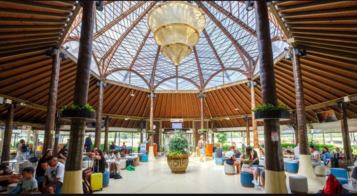JUNGKONGTA's tweet photo. ＼ 結 果 発 表 ーーーー ！！！ ／ 🎤✨
​世界的メディア『TRAVEL+LEISURE』が選んだ「世界のトップ空港」TOP10が発表されました!!

​🥇1位：シンガポール・チャンギ国際空港
🥈2位：サムイ空港（タイ）
🥉3位：台湾桃園国際空港
🏅4位：ハマド国際空港（カタール）
🏅5位：香港国際空港
🏅6位：仁川国際空港（韓国）
🏅7位：スワンナプーム国際空港（タイ）
🏅8位：クアラルンプール国際空港（マレーシア）
🏅9位：ドバイ国際空港（アラブ首長国連邦）
🏅10位：成田国際空港

『1位』のチャンギは誰もが認める絶対王者。あのジュエルのスケール感や施設クオリティを知っていれば文句なしの首位！
『2位』にタイの「サムイ空港」が食い込んでるのが海外メディアらしくて最高に面白い。あの南国リゾート感満載のオープンエアな造りは確かに唯一無二。
​そしてファースト・ビジネスクラスの聖地、カタールのハマドが4位、ドバイが9位なのも、ラウンジガチ勢からすると「もっと上でしょ!!😡」って意見が分かれそう🤔我らが日本の成田はなんとか10位に滑り込み…😅

​「あのハブ空港がこの順位なのは納得いかない😡」「トランジットの快適さなら絶対に〇〇空港の方が上😤」ってツッコミどころ、海外旅行ガチ勢のみなさんなら絶対にありますよね？😉
​極上のラウンジ、乗り継ぎのしやすさ、空港グルメの充実度……。
みんなの「マイベスト空港」や「このランキングへの本音」、リプ欄で大募中🙋