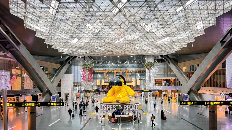 JUNGKONGTA's tweet photo. ＼ 結 果 発 表 ーーーー ！！！ ／ 🎤✨
​世界的メディア『TRAVEL+LEISURE』が選んだ「世界のトップ空港」TOP10が発表されました!!

​🥇1位：シンガポール・チャンギ国際空港
🥈2位：サムイ空港（タイ）
🥉3位：台湾桃園国際空港
🏅4位：ハマド国際空港（カタール）
🏅5位：香港国際空港
🏅6位：仁川国際空港（韓国）
🏅7位：スワンナプーム国際空港（タイ）
🏅8位：クアラルンプール国際空港（マレーシア）
🏅9位：ドバイ国際空港（アラブ首長国連邦）
🏅10位：成田国際空港

『1位』のチャンギは誰もが認める絶対王者。あのジュエルのスケール感や施設クオリティを知っていれば文句なしの首位！
『2位』にタイの「サムイ空港」が食い込んでるのが海外メディアらしくて最高に面白い。あの南国リゾート感満載のオープンエアな造りは確かに唯一無二。
​そしてファースト・ビジネスクラスの聖地、カタールのハマドが4位、ドバイが9位なのも、ラウンジガチ勢からすると「もっと上でしょ!!😡」って意見が分かれそう🤔我らが日本の成田はなんとか10位に滑り込み…😅

​「あのハブ空港がこの順位なのは納得いかない😡」「トランジットの快適さなら絶対に〇〇空港の方が上😤」ってツッコミどころ、海外旅行ガチ勢のみなさんなら絶対にありますよね？😉
​極上のラウンジ、乗り継ぎのしやすさ、空港グルメの充実度……。
みんなの「マイベスト空港」や「このランキングへの本音」、リプ欄で大募中🙋