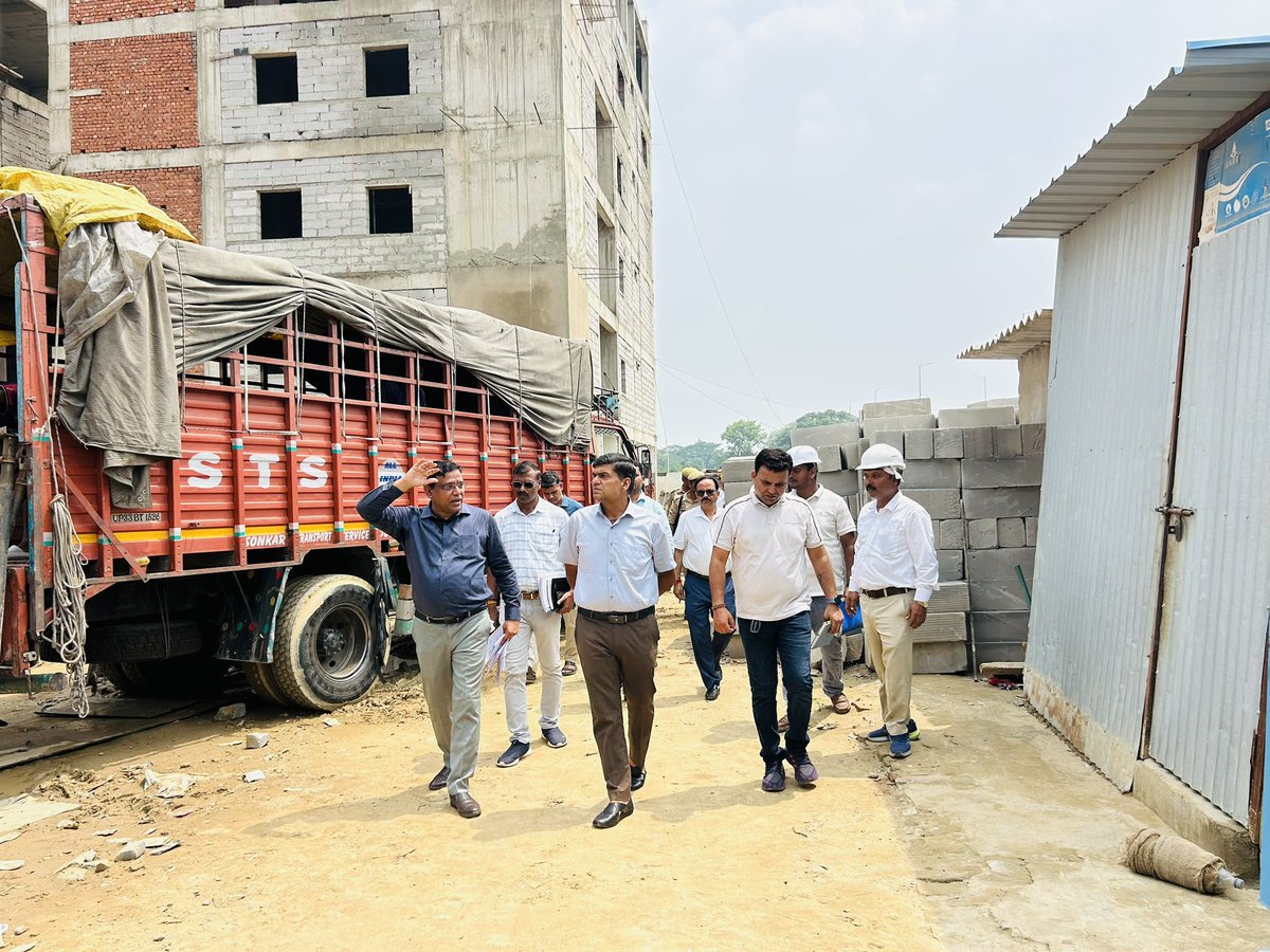 Commissionergkp's tweet photo. मण्डलायुक्त अनिल ढींगरा ने निर्माणाधीन नवीन थाना सिक्टौर, बालापार, गोरखपुर का निरीक्षण किया,दिया आवश्यक निर्देश। https://t.co/rUoOYZhOzu