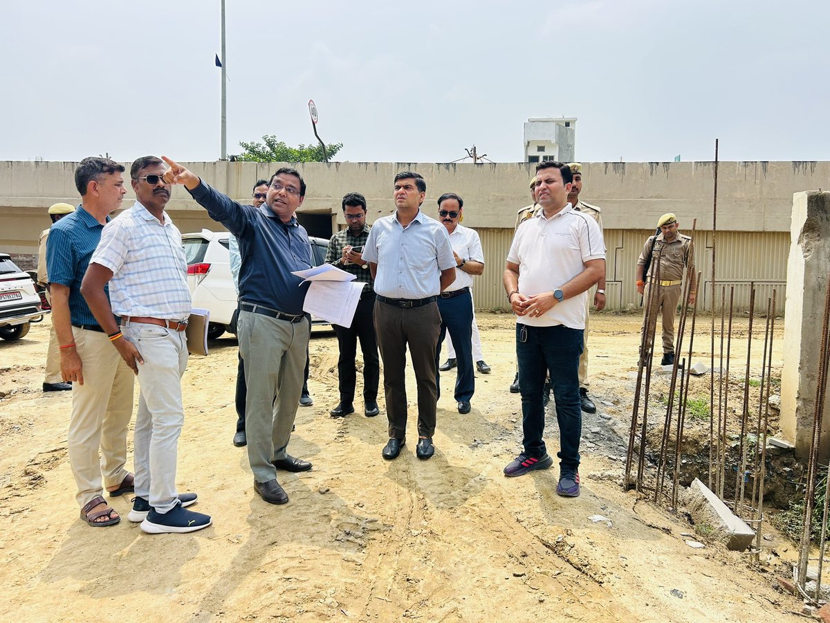 Commissionergkp's tweet photo. मण्डलायुक्त अनिल ढींगरा ने निर्माणाधीन नवीन थाना सिक्टौर, बालापार, गोरखपुर का निरीक्षण किया,दिया आवश्यक निर्देश। https://t.co/rUoOYZhOzu