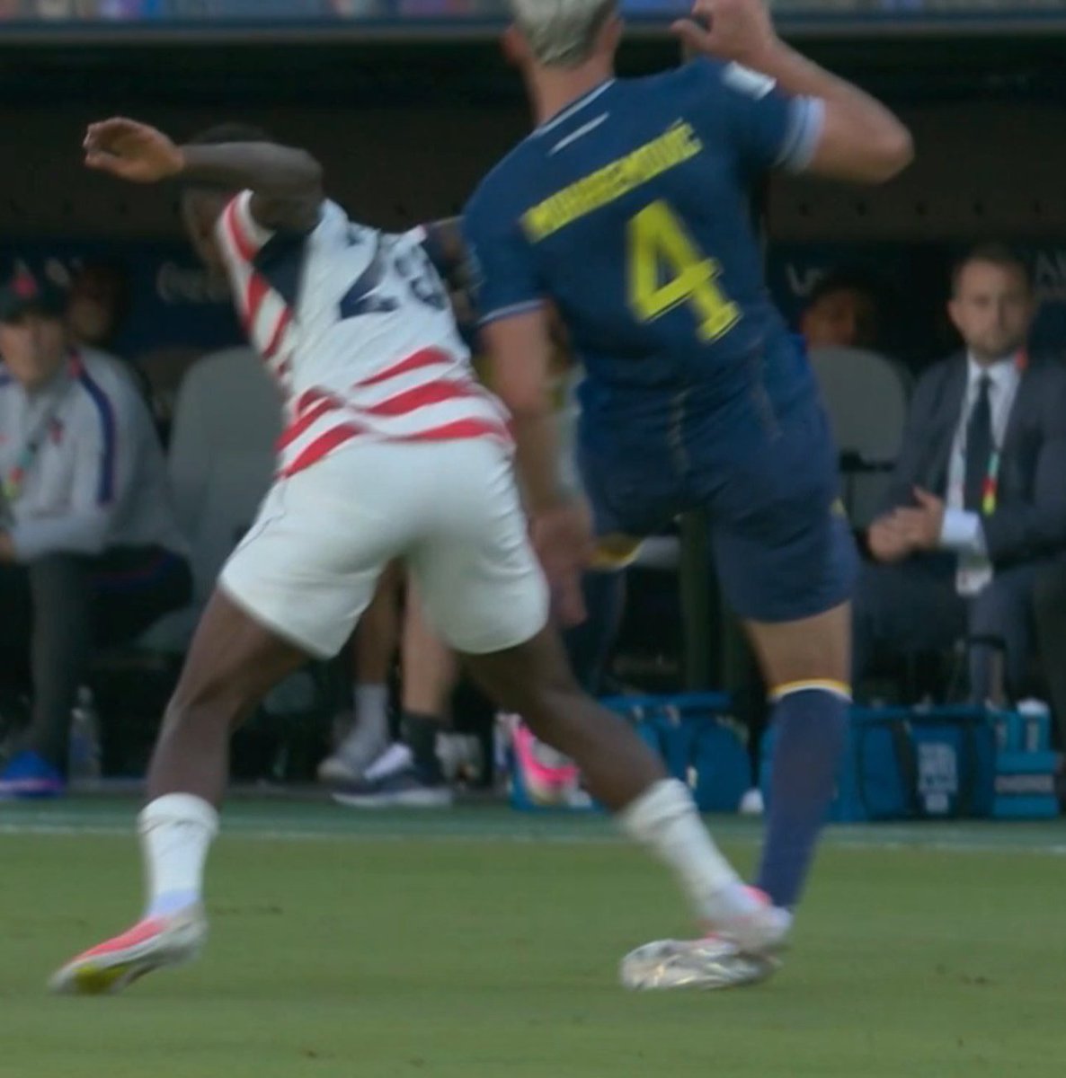 mufcytp's tweet photo. 𝐒𝐢𝐦𝐢𝐥𝐚𝐫 𝐨𝐟𝐟𝐞𝐧𝐜𝐞, 𝐝𝐢𝐟𝐟𝐞𝐫𝐞𝐧𝐭 𝐨𝐮𝐭𝐜𝐨𝐦𝐞.

USA striker Folarin Balogun was sent off for a challenge that, in my view, was less serious than Lionel Messi's challenge on an Algerian player in Matchday 1.

The inconsistency in officiating is frustrating. Similar incidents should be judged by the same standard, regardless of the team or player involved.

I also don't understand the VAR intervention. The referee didn't deem it a red-card offence on the field, and I'm not convinced it met the “clear and obvious error” threshold.