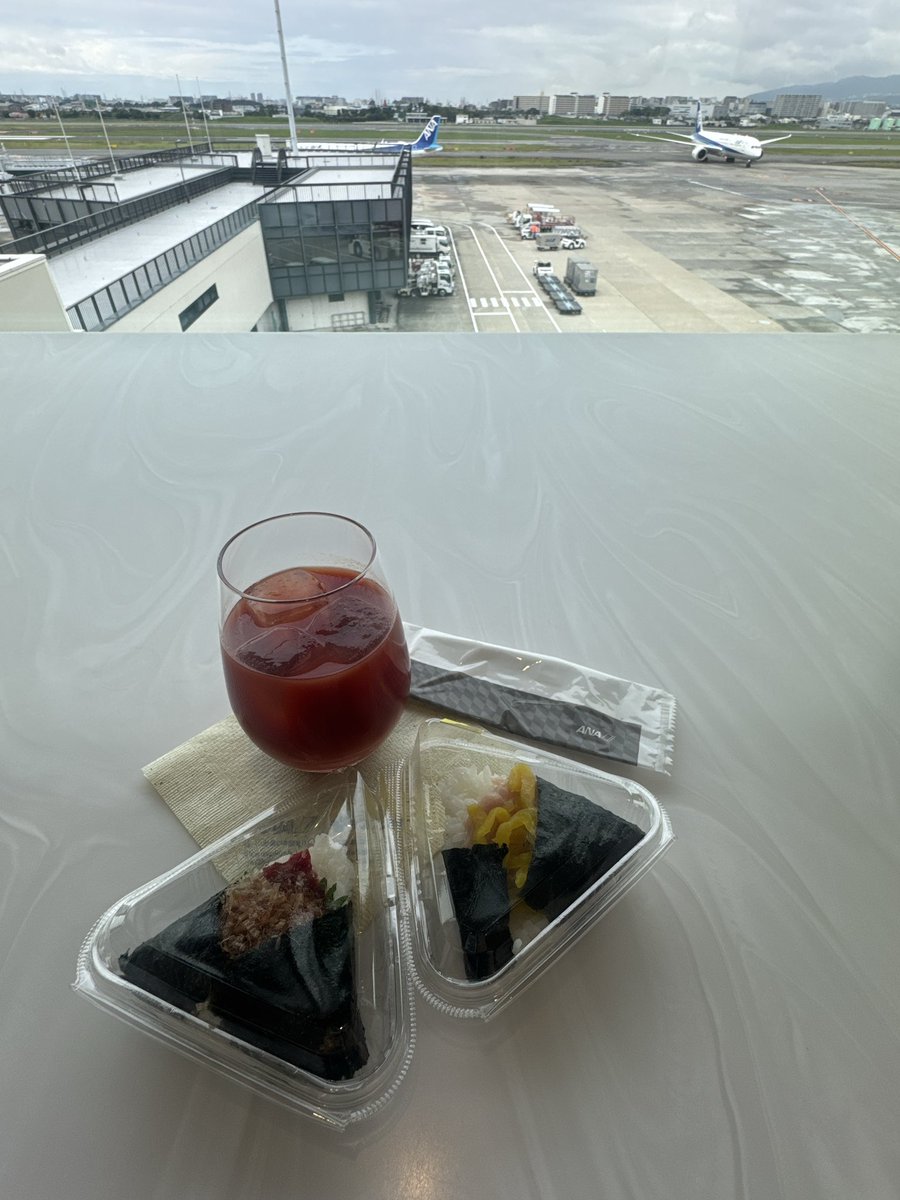 Ariorem1031's tweet photo. リベンジDIVA札幌公演に向かう。
いつもたべる鯖のおにぎりがなかって悲しい。
サポートメンバーのお二人が同じ便だ✨
お声がけする勇気もなく通りすぎた。 https://t.co/smxN1NLgfP