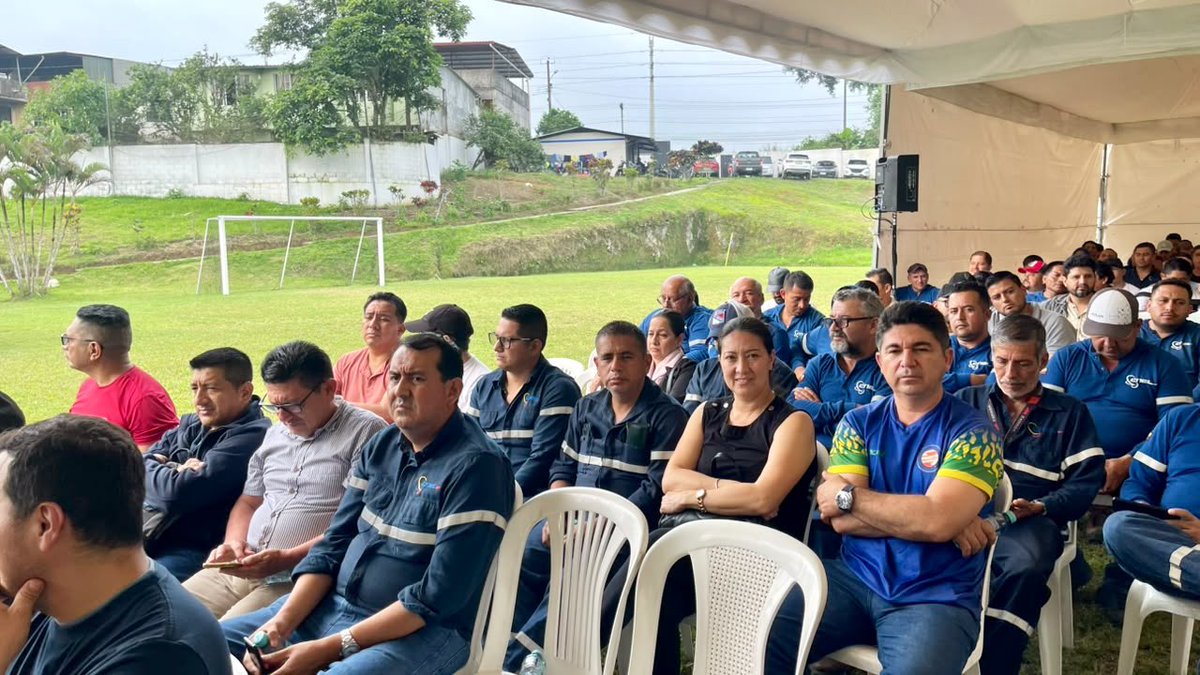 EcuadorCorte's tweet photo. Por otra parte, Carlos Laz presentó su informe de gestión sobre el pago de vacaciones pendientes, la cancha “El Eléctrico” y los avances de Contraloría. 

¡La unidad gremial se mantiene firme por lo que corresponde por ley! 💪👷🏻‍♀️👷‍♂️⚡️ https://t.co/hqRu18z8S6