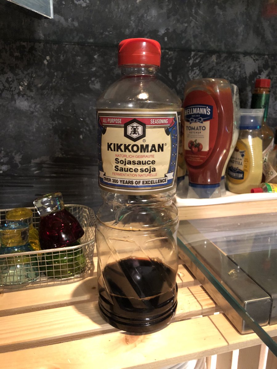 iida_mamiko's tweet photo. 前にスイスに行った時に、バイキングに醤油があったんです。蓋開けたら中蓋取らずにナイフで切り込み入れられて使われてて…もしかしてボトルの中蓋って世界共通の文化じゃないんだって思ったワイでした。 https://t.co/b4At3iI8VD